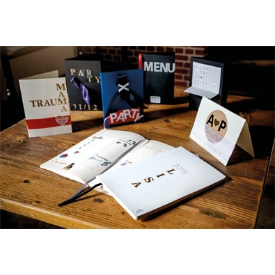 Avery 3720 betűk 2ív 26pt fehér fólián fekete matrica