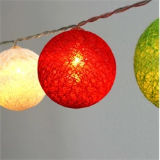 Gömb alakú 6cm/színes fonott/4,5m/piros-fehér-zöld/30db LED-es/USB-s fénydekoráció Gömb alakú 6cm/színes fonott/4,5m/piros-fehér-zöld/30db LED-es/USB-s fénydekoráció