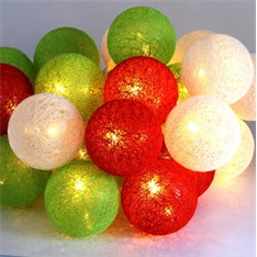 Gömb alakú 6cm/színes fonott/4,5m/piros-fehér-zöld/30db LED-es/USB-s fénydekoráció Gömb alakú 6cm/színes fonott/4,5m/piros-fehér-zöld/30db LED-es/USB-s fénydekoráció