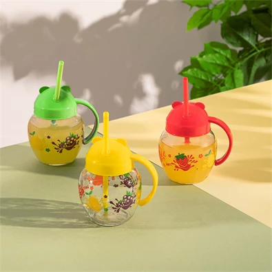 IRIS C-00373 Cute üvegbögre szívószállal 370ml, piros, zöld vagy sárga színű IRIS C-00373 Cute üvegbögre szívószállal 370ml, piros, zöld vagy sárga színű