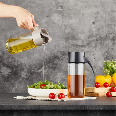 IRIS C-00413 Olaj és ecet üveg kiöntő 500ml , szürke vagy fekete színű IRIS C-00413 Olaj és ecet üveg kiöntő 500ml , szürke vagy fekete színű