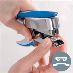 Leitz 5548 elöltöltős kézi ezüst/kék fűzőgép Leitz 5548 elöltöltős kézi ezüst/kék fűzőgép
